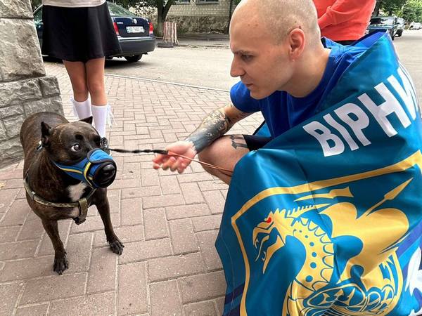 «На спині у сина сліди від електрошокеру — били в одне й те саме місце, рани не встигали загоюватися», — матір звільненого з полону військового медика