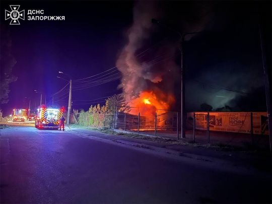 Окупанти завдали авіаудару Запоріжжю: є поранені, рятувальники гасять пожежі (фото)