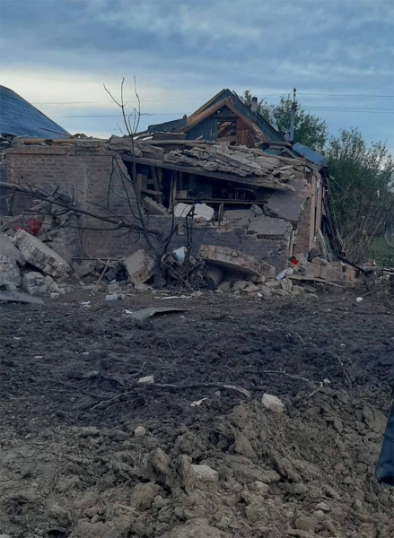 Окупанти завдали авіаудару Запоріжжю: є поранені, рятувальники гасять пожежі (фото)