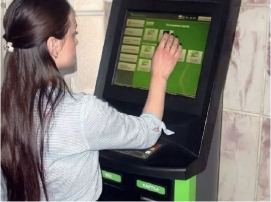 Поповнити чужу карту через термінал не вийде: НБУ впровадив зміни
