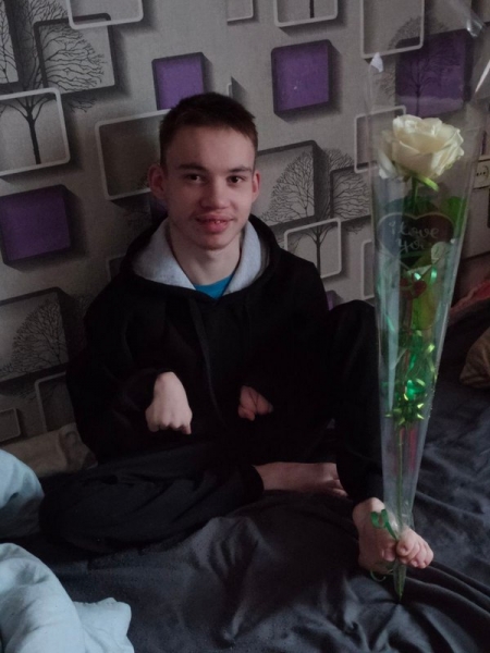 Працює одним пальцем лівої ноги: історія про 20-річного хлопця, тіло якого у дитинстві скував параліч