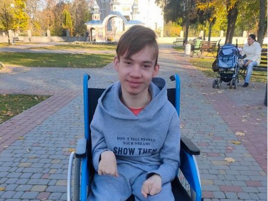 Працює одним пальцем лівої ноги: історія про 20-річного хлопця, тіло якого у дитинстві скував параліч