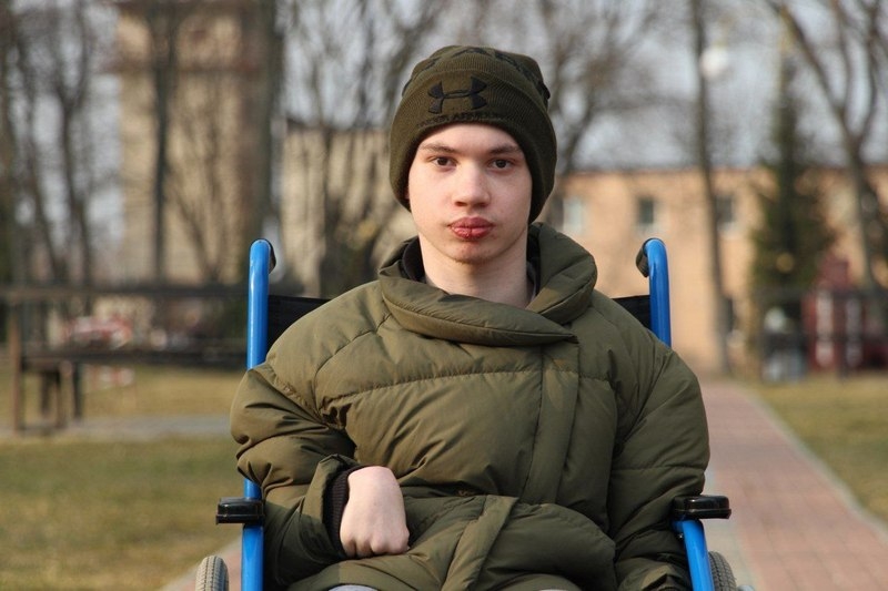 Працює одним пальцем лівої ноги: історія про 20-річного хлопця, тіло якого у дитинстві скував параліч