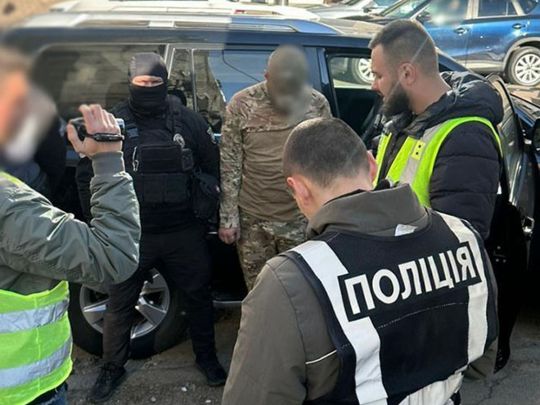 Продавали психотропи та наркотики: у Києві затримали кур’єрів у камуфляжній формі
