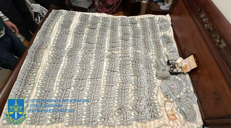 ТЦК в Києві продавали фальшиві документи для зняття з обліку за 8,5 тисяч доларів: під час обшуків правоохоронці вилучили більше мільйона доларів