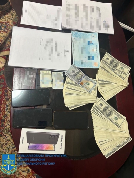 ТЦК в Києві продавали фальшиві документи для зняття з обліку за 8,5 тисяч доларів: під час обшуків правоохоронці вилучили більше мільйона доларів