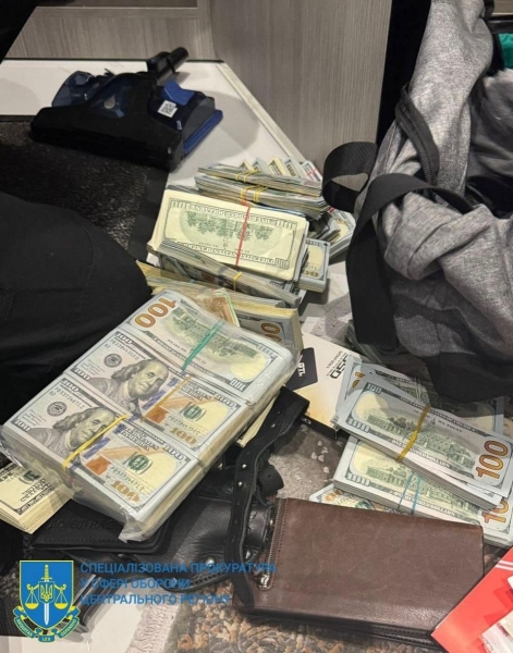 ТЦК в Києві продавали фальшиві документи для зняття з обліку за 8,5 тисяч доларів: під час обшуків правоохоронці вилучили більше мільйона доларів
