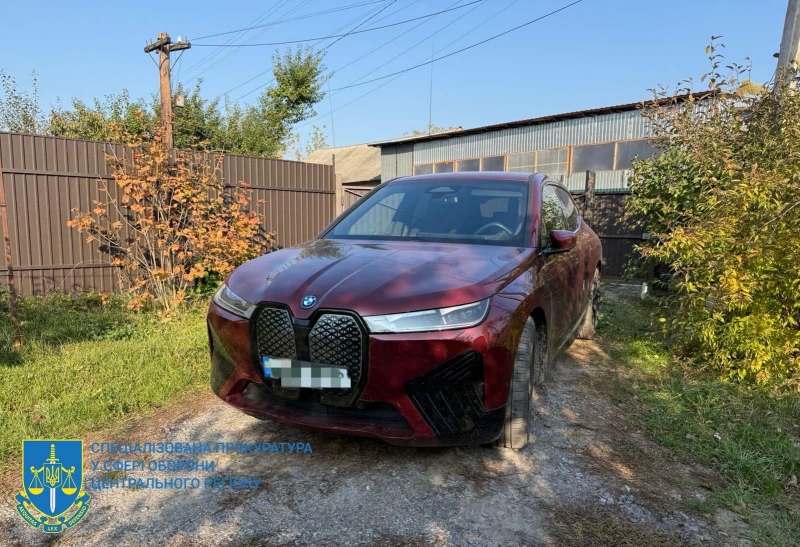 ТЦК в Києві продавали фальшиві документи для зняття з обліку за 8,5 тисяч доларів: під час обшуків правоохоронці вилучили більше мільйона доларів