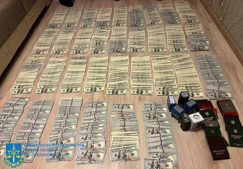 ТЦК в Києві продавали фальшиві документи для зняття з обліку за 8,5 тисяч доларів: під час обшуків правоохоронці вилучили більше мільйона доларів