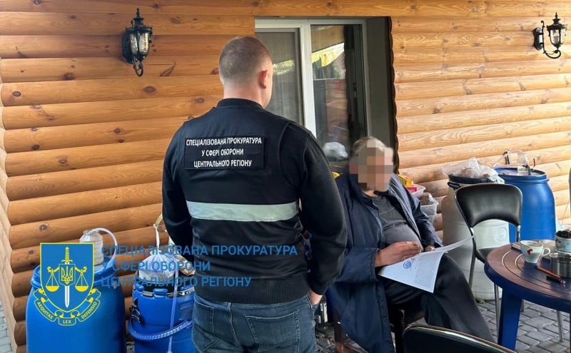ТЦК в Києві продавали фальшиві документи для зняття з обліку за 8,5 тисяч доларів: під час обшуків правоохоронці вилучили більше мільйона доларів