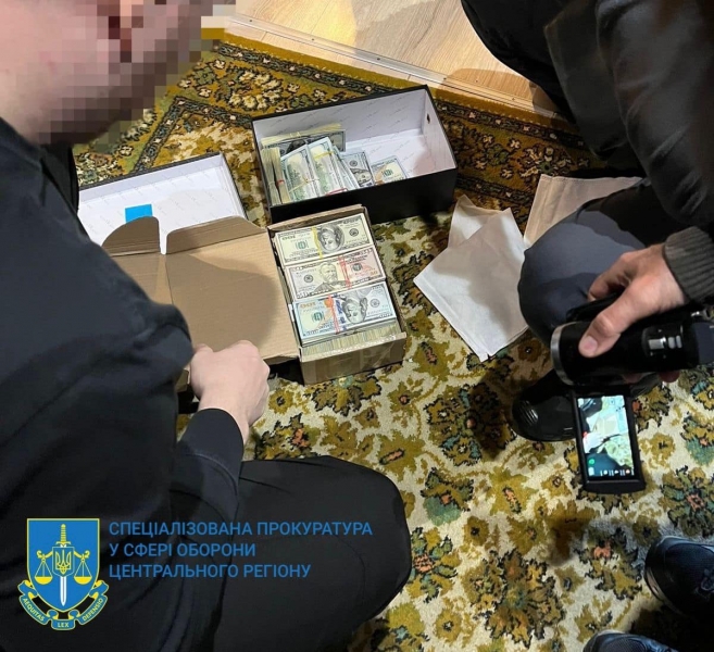 ТЦК в Києві продавали фальшиві документи для зняття з обліку за 8,5 тисяч доларів: під час обшуків правоохоронці вилучили більше мільйона доларів