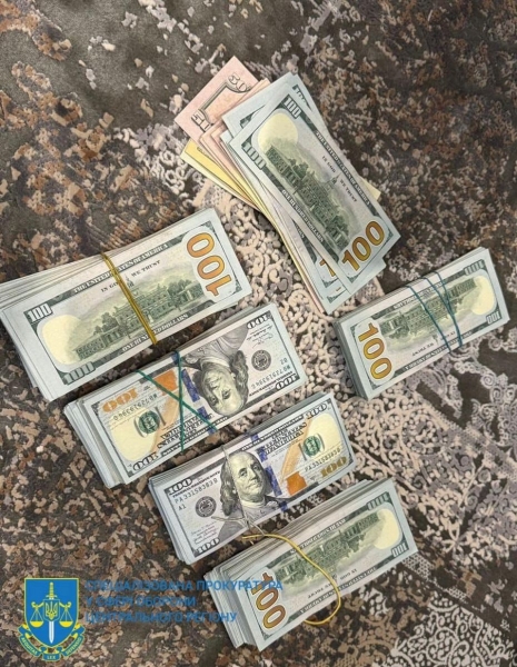ТЦК в Києві продавали фальшиві документи для зняття з обліку за 8,5 тисяч доларів: під час обшуків правоохоронці вилучили більше мільйона доларів