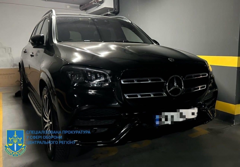 ТЦК в Києві продавали фальшиві документи для зняття з обліку за 8,5 тисяч доларів: під час обшуків правоохоронці вилучили більше мільйона доларів
