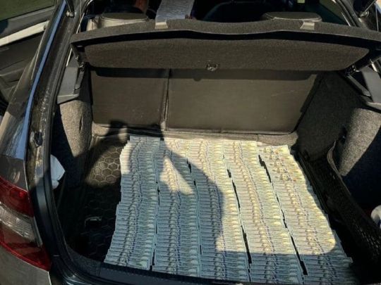 ТЦК в Києві продавали фальшиві документи для зняття з обліку за 8,5 тисяч доларів: під час обшуків правоохоронці вилучили більше мільйона доларів