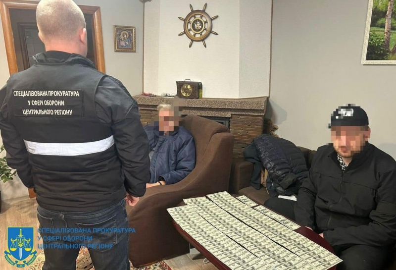 ТЦК в Києві продавали фальшиві документи для зняття з обліку за 8,5 тисяч доларів: під час обшуків правоохоронці вилучили більше мільйона доларів