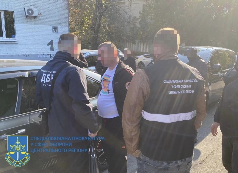 ТЦК в Києві продавали фальшиві документи для зняття з обліку за 8,5 тисяч доларів: під час обшуків правоохоронці вилучили більше мільйона доларів