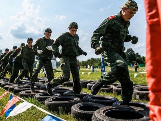 У тимчасово окупованому Луганську підлітків навчають у військових класах: що відбувається