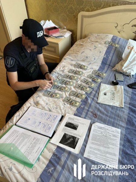 Вирішив «підзаробити»: ДБР затримало експравоохоронця, який видавав себе за детектива Бюро