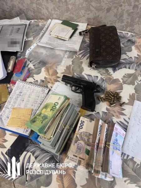 Вирішив «підзаробити»: ДБР затримало експравоохоронця, який видавав себе за детектива Бюро