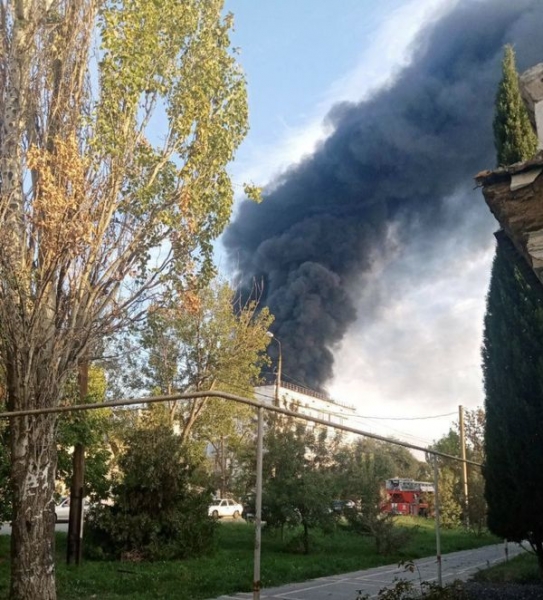 Вночі безпілотники атакували аеродром та нафтобазу в Криму, виникла пожежа