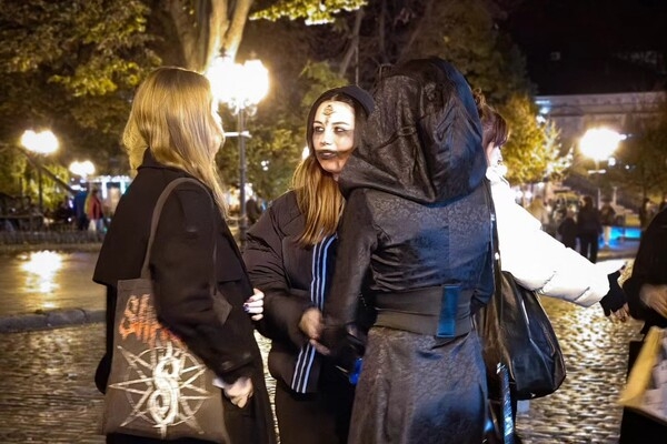 Хэллоуин: молодежь устроила импровизированный маскарад в одесском горсаду 