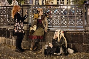 Хэллоуин: молодежь устроила импровизированный маскарад в одесском горсаду 