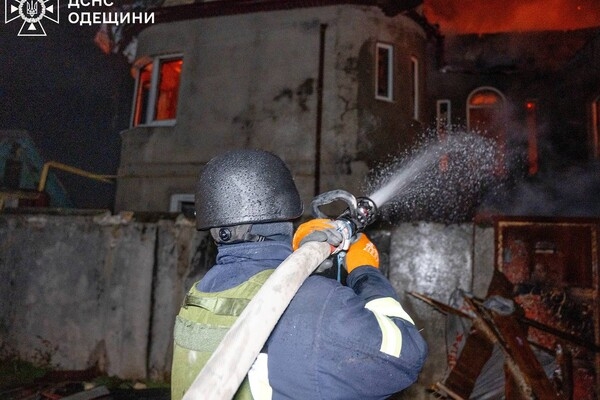 Погибший, возгорание газовых труб и пврежденная школа: последствия ночной атаки дронов в Одессе (фото, видео)