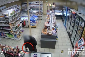 В Одессе грабитель угрожал кассирше пистолетом за 350 гривен