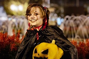 Хэллоуин: молодежь устроила импровизированный маскарад в одесском горсаду 