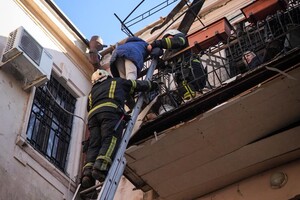 В Одессе обрушилась часть дома, который пострадал после обстрела