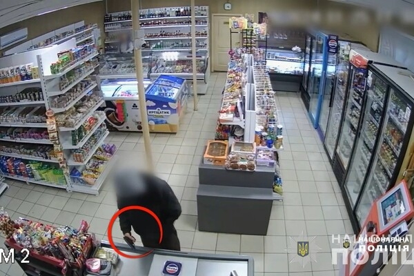 В Одессе грабитель угрожал кассирше пистолетом за 350 гривен