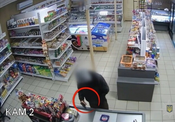 В Одессе грабитель угрожал кассирше пистолетом за 350 гривен