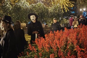 Хэллоуин: молодежь устроила импровизированный маскарад в одесском горсаду 