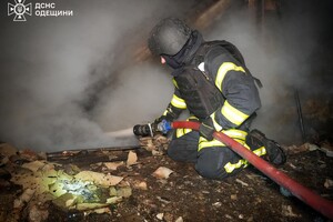 Последствия ночной атаки Одессы: пострадали два человека, убило собаку (фото, видео)