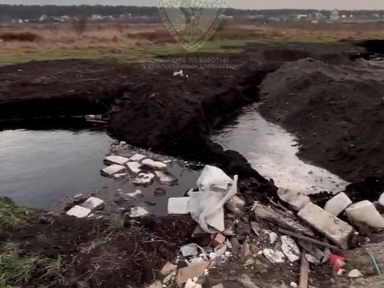 Активісти показали, як ексмер Ірпеня Карплюк імовірно незаконно видобуває торф на місці нового ЖК