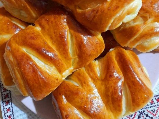 Ароматні булочки з сиром: діти точно оцінять смакоту