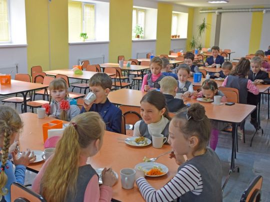 Безплатне харчування для учнів початкових класів: юристи розповіли, куди звертатися