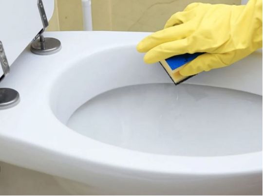 Чим відмити унітаз від вапняного нальоту та жовтизни: 5 найефективніших методів від професійних клінерів