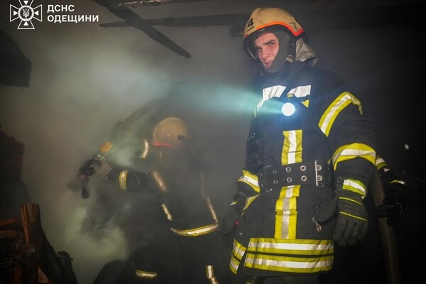 Последствия ночной атаки Одессы: пострадали два человека, убило собаку (фото, видео)
