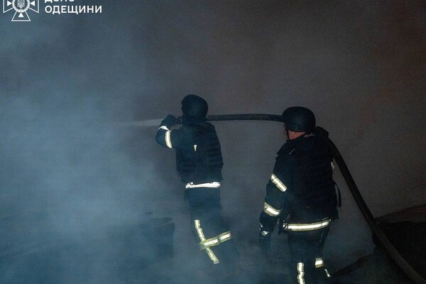 Погибший, возгорание газовых труб и пврежденная школа: последствия ночной атаки дронов в Одессе (фото, видео)