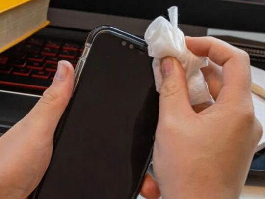 Допоможе спирт: як швидко та ефективно почистити динамік на телефоні