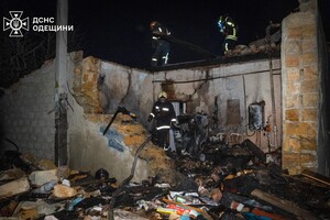 Последствия ночной атаки Одессы: пострадали два человека, убило собаку (фото, видео)
