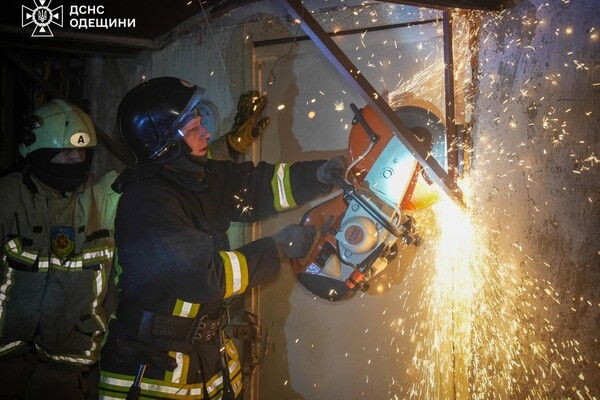 Последствия ночной атаки Одессы: пострадали два человека, убило собаку (фото, видео)