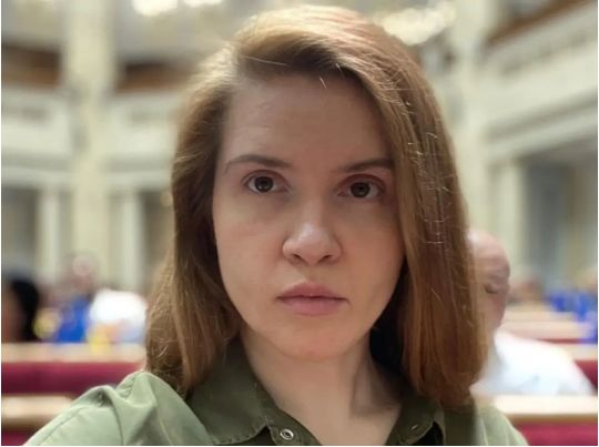 «На фронті управлінський колапс»: нардепка Безугла знов критикує головкома
