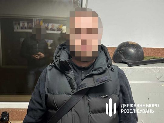 Переправляв ухилянтів до ЄС за 10 тисяч доларів: столичному правоохоронцю повідомили про підозру