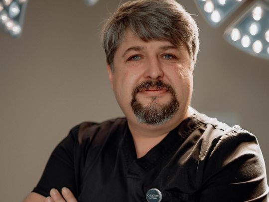 Після тяжкого поранення обличчя, втрати кісток черепа та зору воїн повернувся на службу: пластичний хірург про роботу в умовах війни