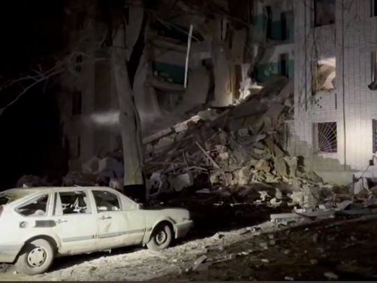 Російський безпілотник поцілив у багатоповерхівку в Глухові на Сумщині: є жертви, під завалами шукають людей (фото, відео)