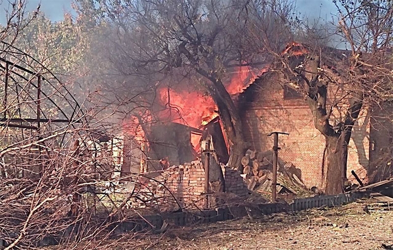 Сили ворога атакували Україну з повітря: в Києві через падіння уламків безпілотників зайнялися пожежі