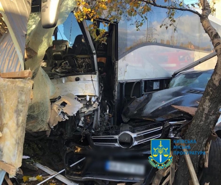 У смертельній ДТП за участю автобуса у Києві постраждали військові: у прокуратурі назвали причину автокатастрофи (фото)