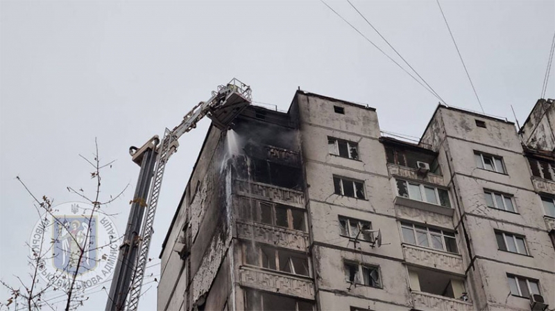 Ворог атакував Київ: постраждали люди, у низці районів спалахнули пожежі через падіння уламків дронів